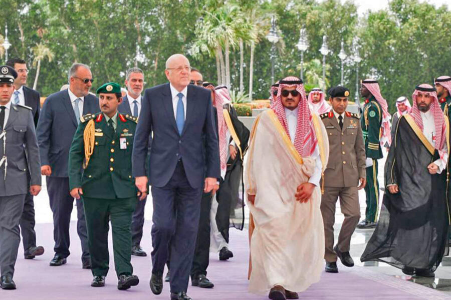 El primer ministro libanés, Najib Mikati, es recibido por el viceemir de La Meca, el príncipe Badr bin Sultan, a su llegada a la cumbre de la Liga Árabe en Jeddah, el 18 de mayo de 2023. Foto: Reuters